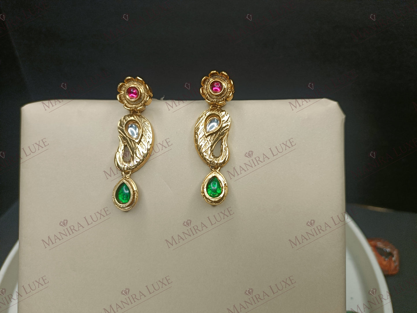FESTIVE FLAIR GOLD CHOKER STYLE NECKLACE & EARRING SET