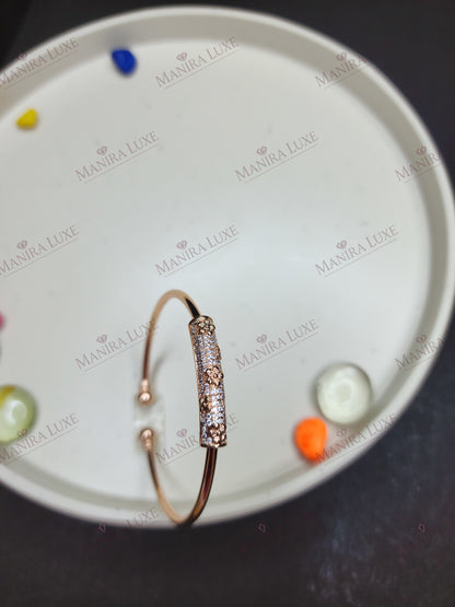 GILDED FLORA BAR GOLD BRACELET