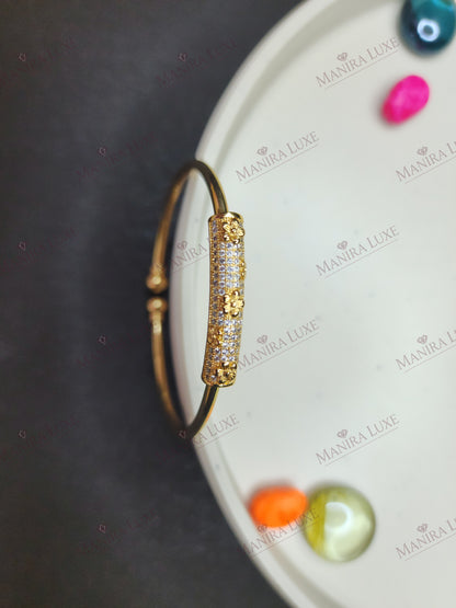 GILDED FLORA BAR GOLD BRACELET