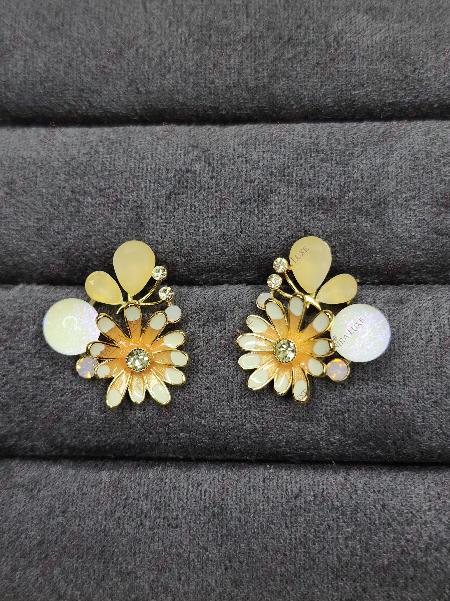 PETAL &FLUTTER STUDS GOLD EARRINGS