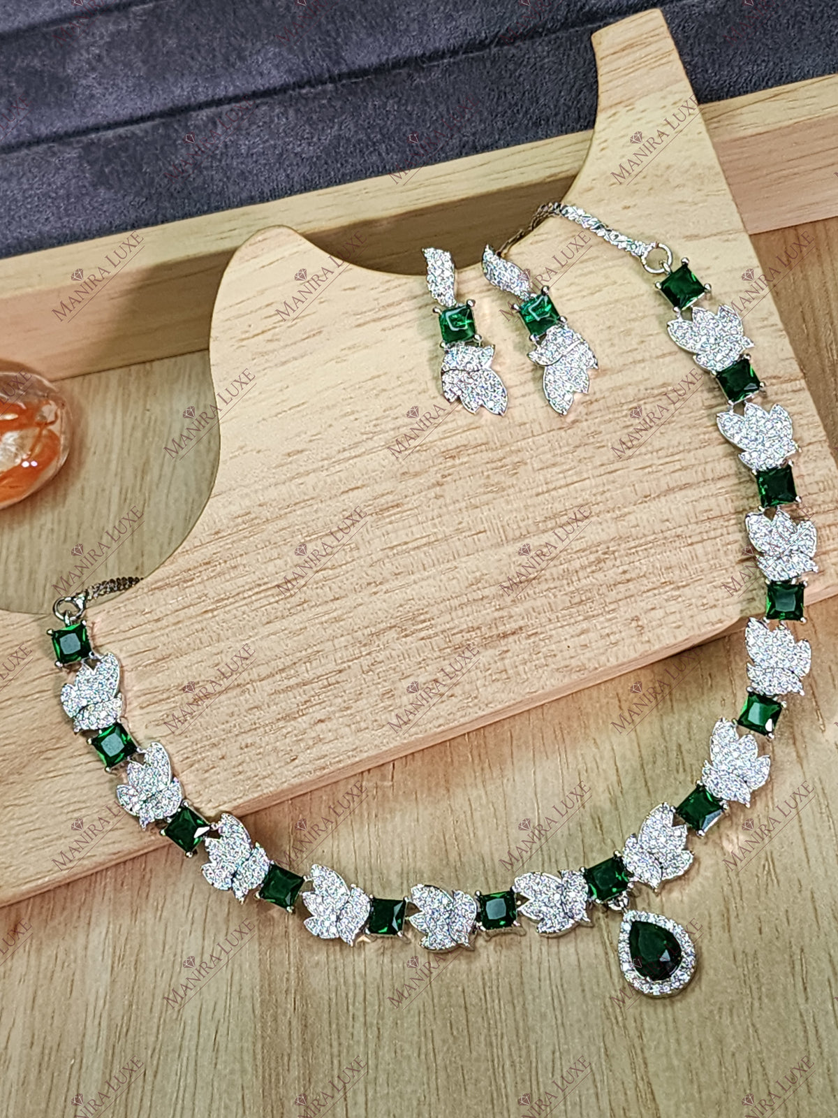 EMERALD PAPILLON SILVER NECKLACE WITH EARRINGS