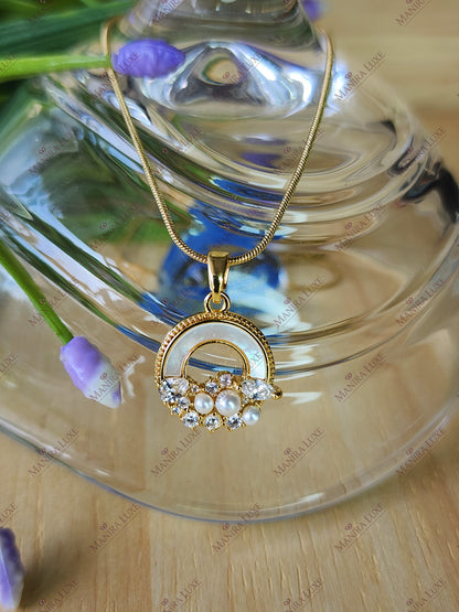 ASTRAEA'S CURVE GOLD NECKLACE