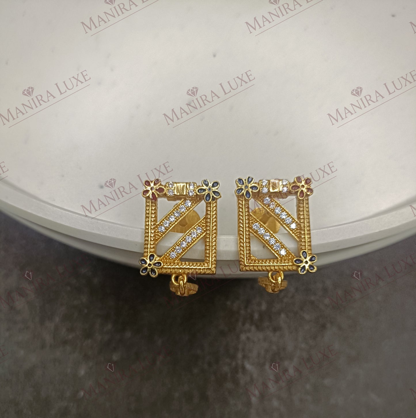 THE VARGA BRASS GOLD NECKLACE & EARRING SET